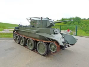Radziecki czołg kawalerii BT-7 - Spacer