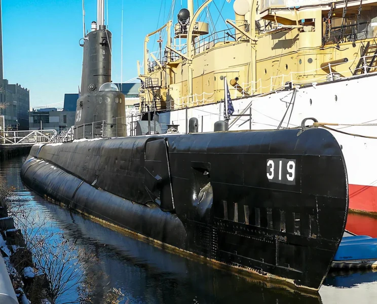USS Becuna SS-319 01