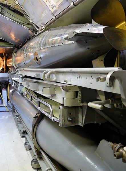 USS Becuna SS-319 08