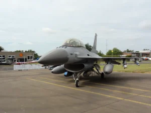 General Dynamics F-16 Fighting Falcon - снимки и видео