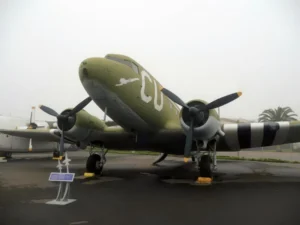 ダグラスC-47スカイトレイン - 写真&ビデオ